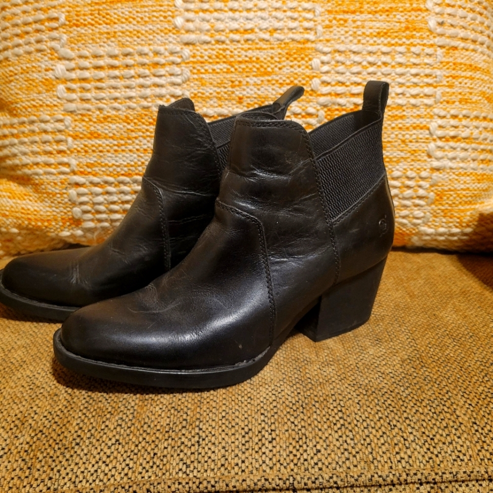 SIZE 8 Born ankle boots. Black